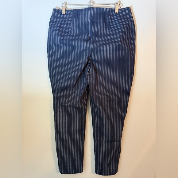 Chico's Navy So Slimming Brigitte Pinstriped Button Hem Crop Pants Size 6 - Picture 3 of 12